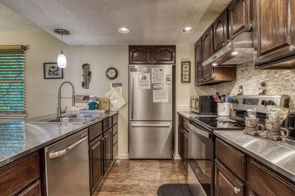 Moonshine Chalet, Hot Tub, Pool Access, Wifi, 1089 Free Tickets Each Paid Day, Dollywood And More Gatlinburg Exterior foto