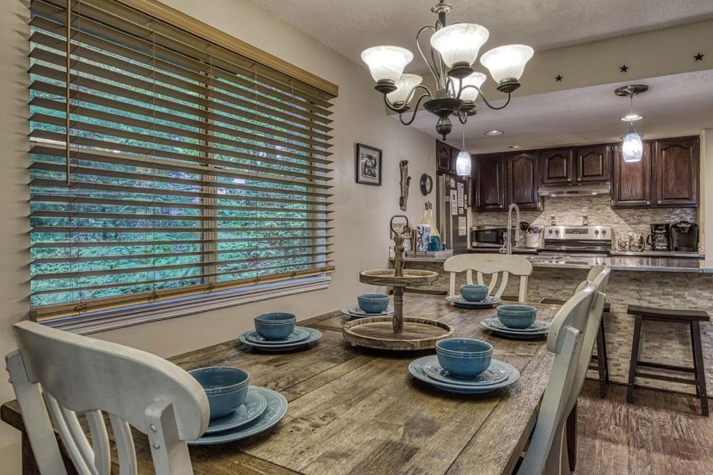Moonshine Chalet, Hot Tub, Pool Access, Wifi, 1089 Free Tickets Each Paid Day, Dollywood And More Gatlinburg Exterior foto