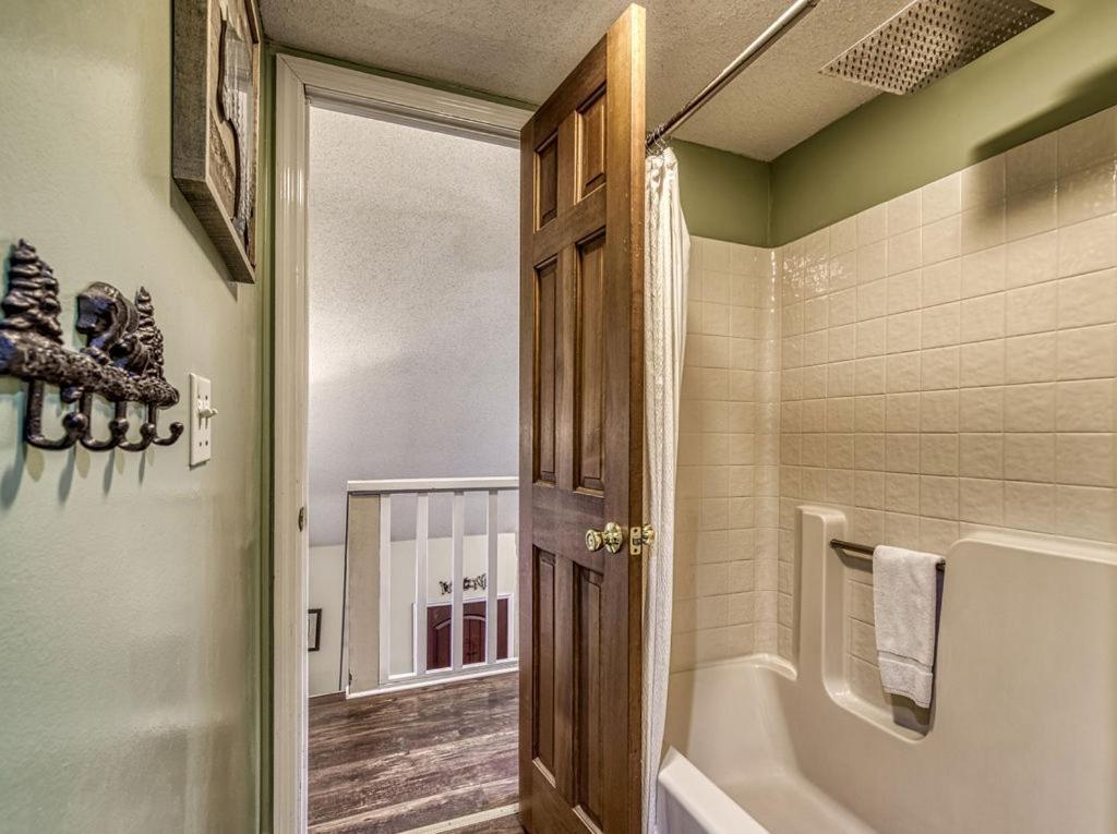 Moonshine Chalet, Hot Tub, Pool Access, Wifi, 1089 Free Tickets Each Paid Day, Dollywood And More Gatlinburg Exterior foto