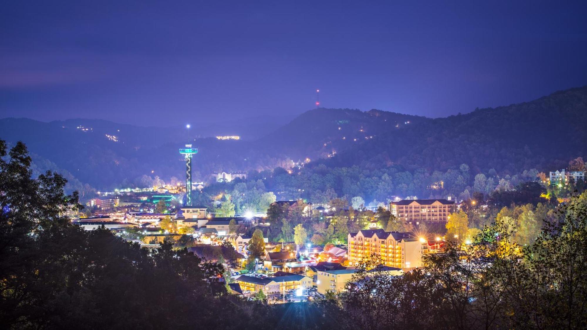 Moonshine Chalet, Hot Tub, Pool Access, Wifi, 1089 Free Tickets Each Paid Day, Dollywood And More Gatlinburg Exterior foto