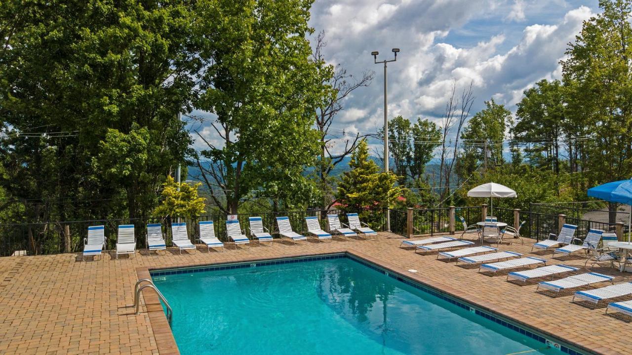 Moonshine Chalet, Hot Tub, Pool Access, Wifi, 1089 Free Tickets Each Paid Day, Dollywood And More Gatlinburg Exterior foto