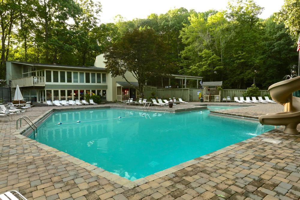Moonshine Chalet, Hot Tub, Pool Access, Wifi, 1089 Free Tickets Each Paid Day, Dollywood And More Gatlinburg Exterior foto